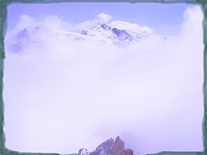 Le Mont Blanc dans les nuages, vu de l'Aiguille du Midi